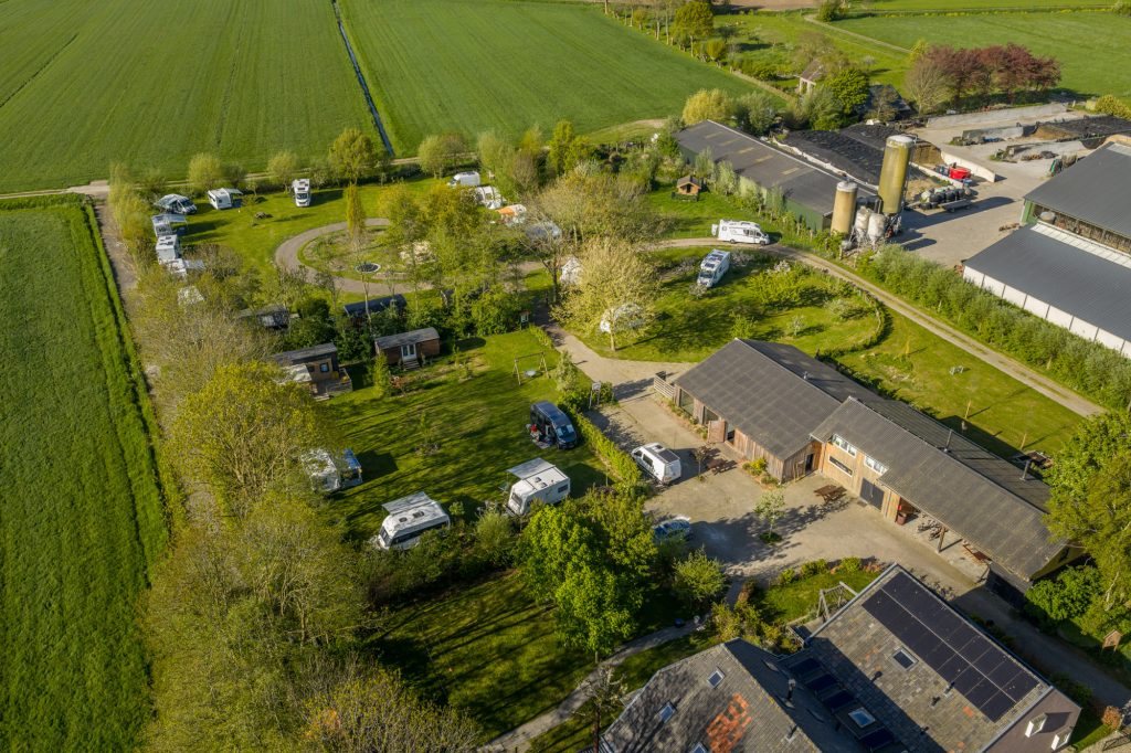 Luchtfoto van Boerderij de IJsselhoeve aan de Geldersedijk