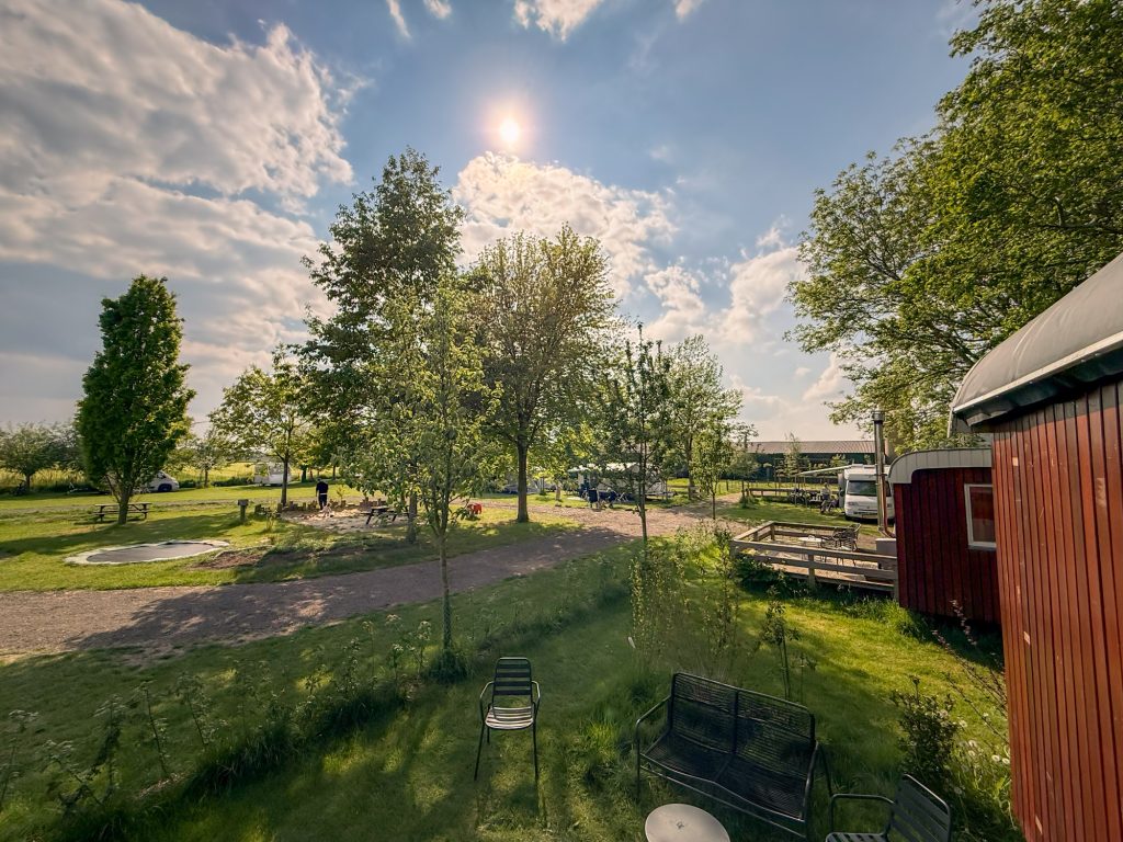 Het kampeerveld in de ochtendzon