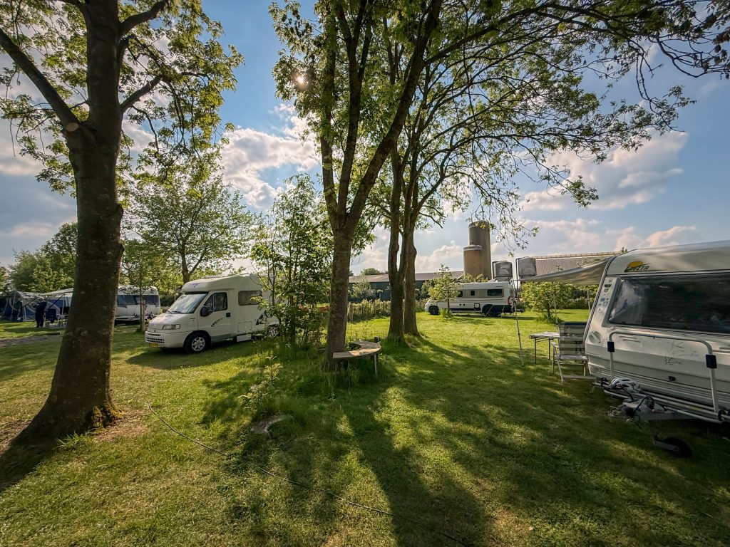 Rustige kampeerplek tussen het groen