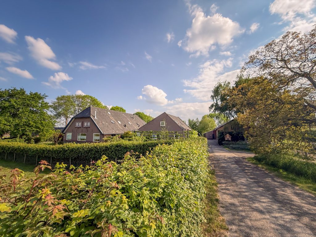 De boerderij gezien vanaf de oprijlaan